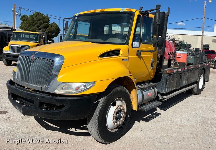 2013 International  DuraStar 4300 flatbed truck with crane - DO2435