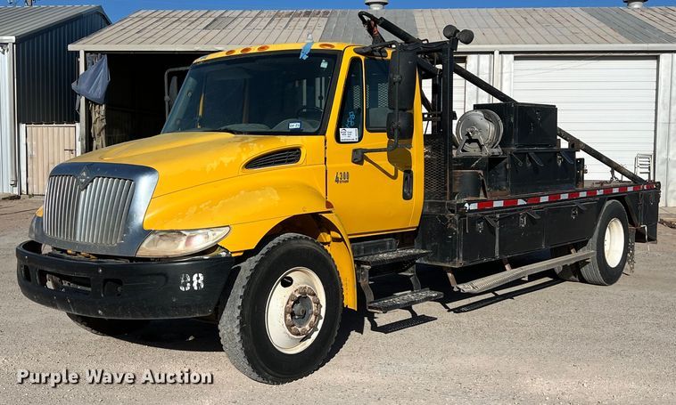 2007 International  4300 winch truck - DO2436