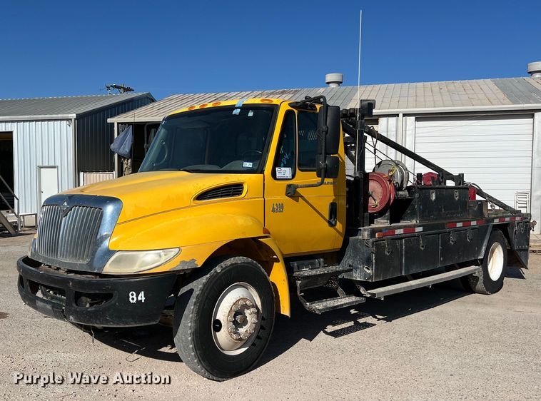 2007 International  4300 winch truck - DO2438
