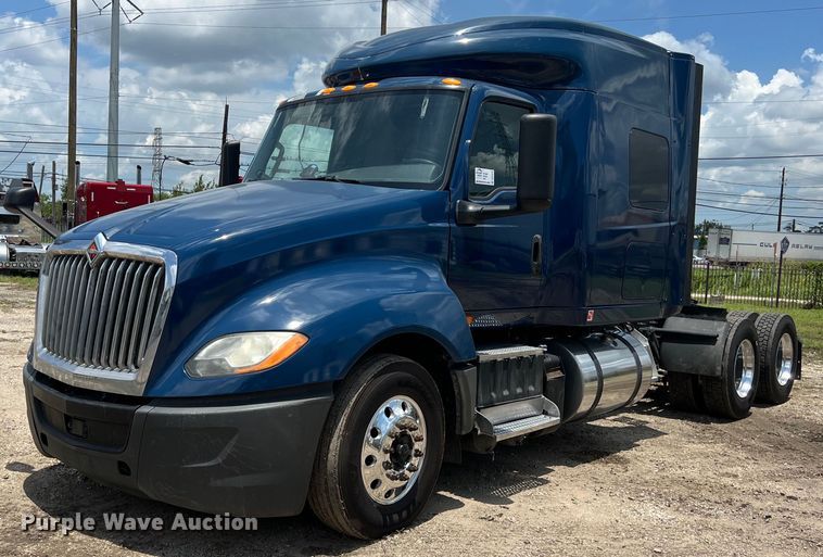 2018 International  LT624 semi truck - DO2478