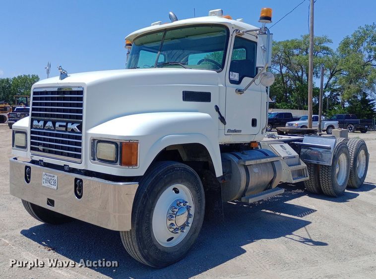 2007 Mack CHN613 semi truck - DP1167