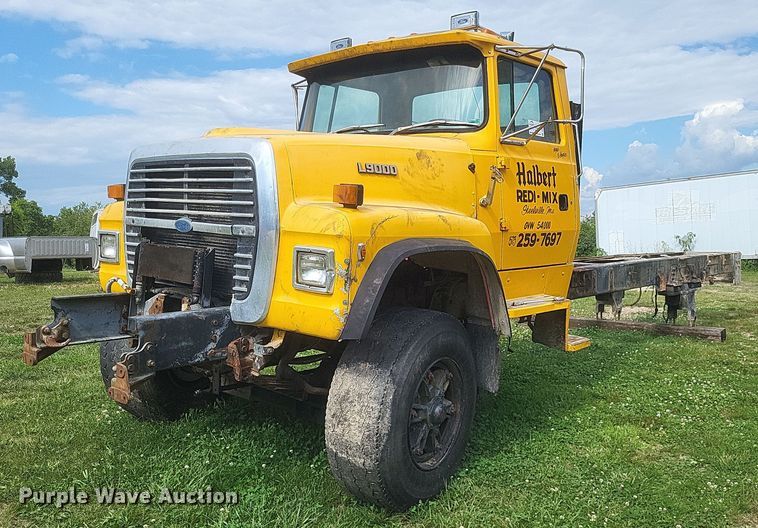 1992 Ford  LT9000 truck cab and chassis - DR4828