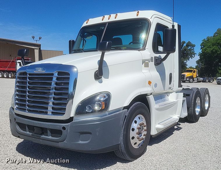 2016 Freightliner  Cascadia 125 Evolution  semi truck - DR4850