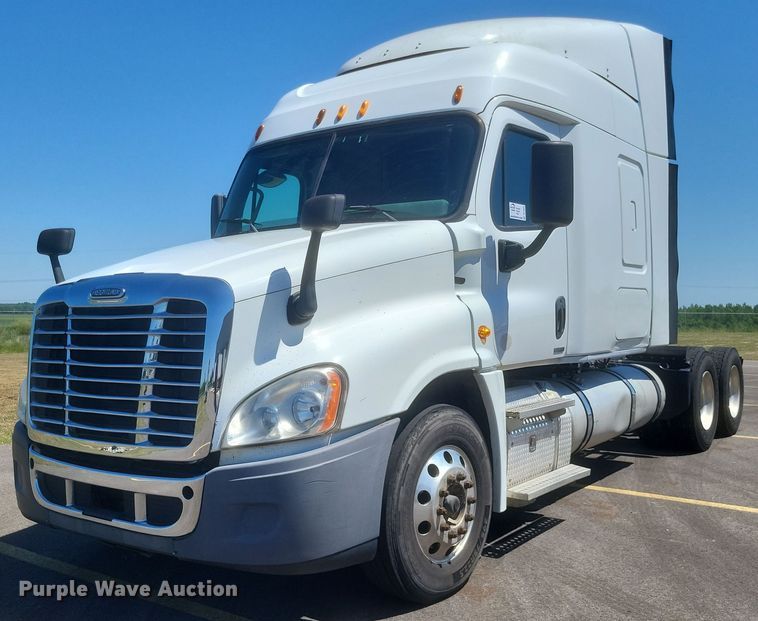 2015 Freightliner  Cascadia 125 semi truck - DR4854
