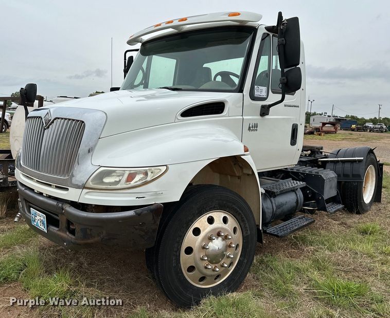 2007 International 4400 semi truck - DS6771