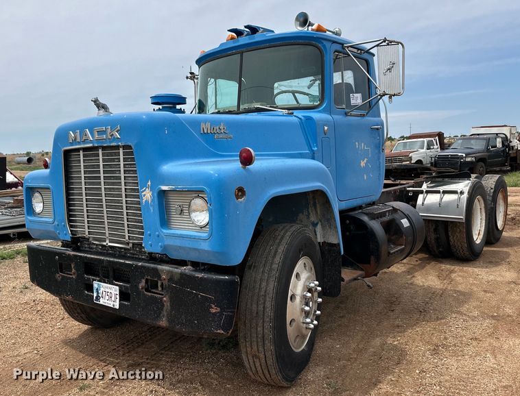 1984 Mack R686ST semi truck - DS6774