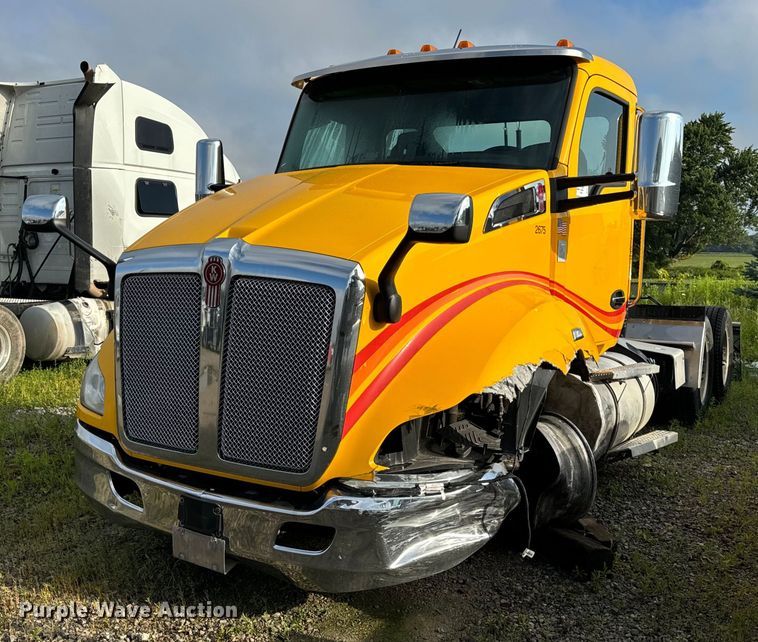 2020 Kenworth  T680 semi truck - DV5787