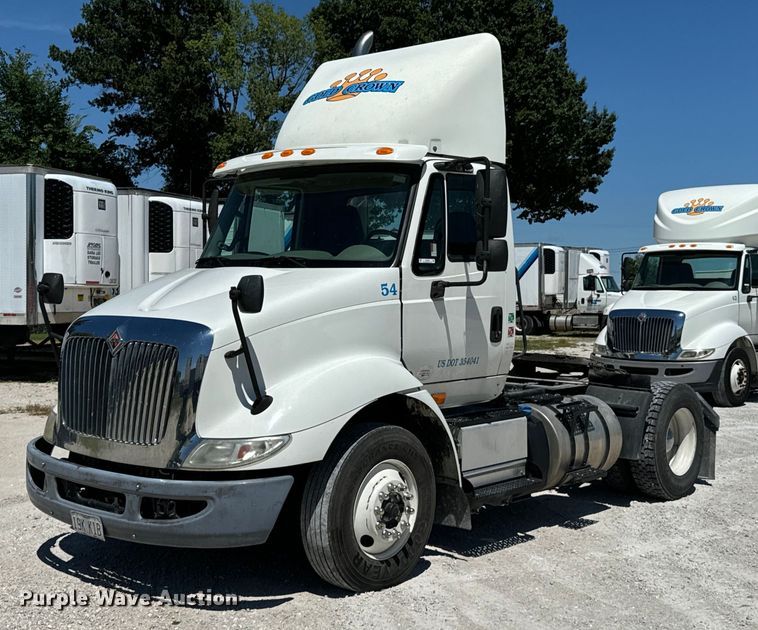 2015 International 8600 semi truck - DX0823