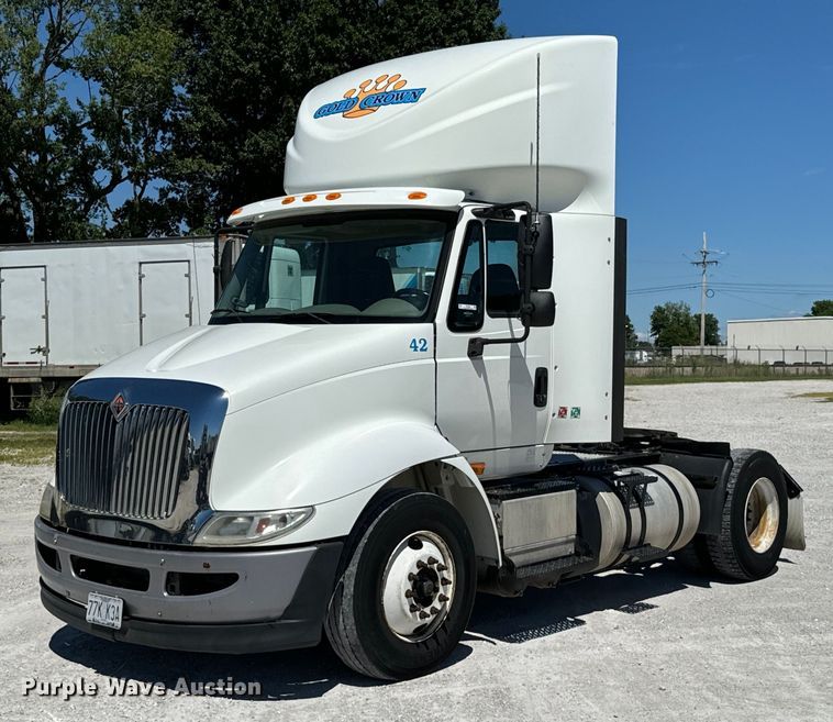 2015 International 8600 semi truck - DX0824
