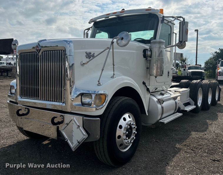2011 International  9900ix semi truck - EG0713