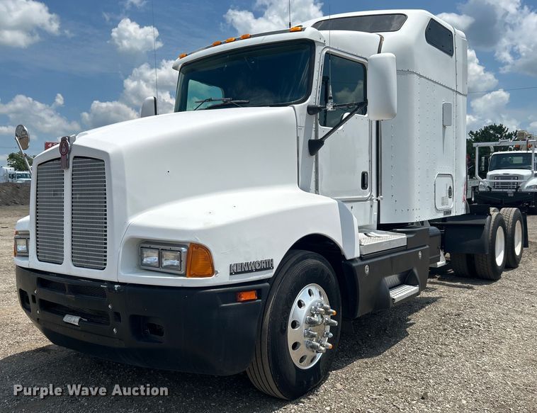 2005 Kenworth T600 semi truck - EG0741