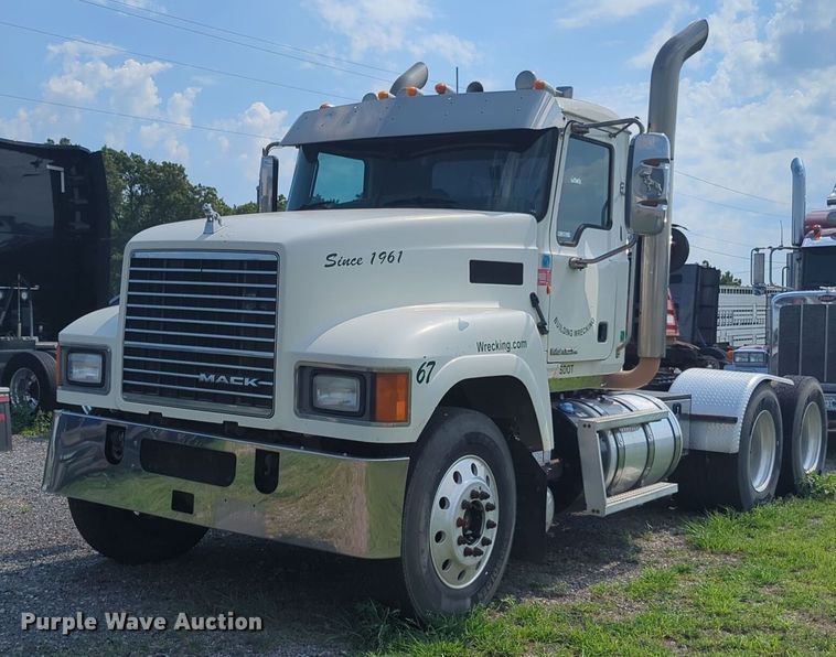 2012 Mack CHU613  semi truck - NG9992