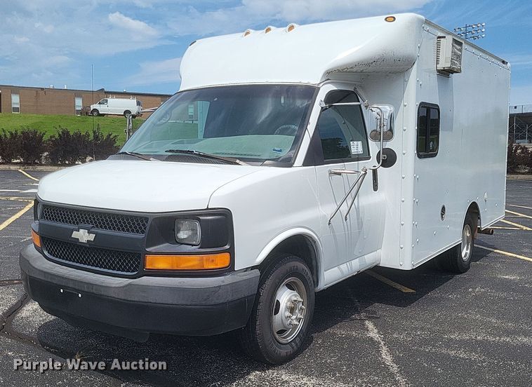 2004 Chevrolet  delivery truck - DR4870