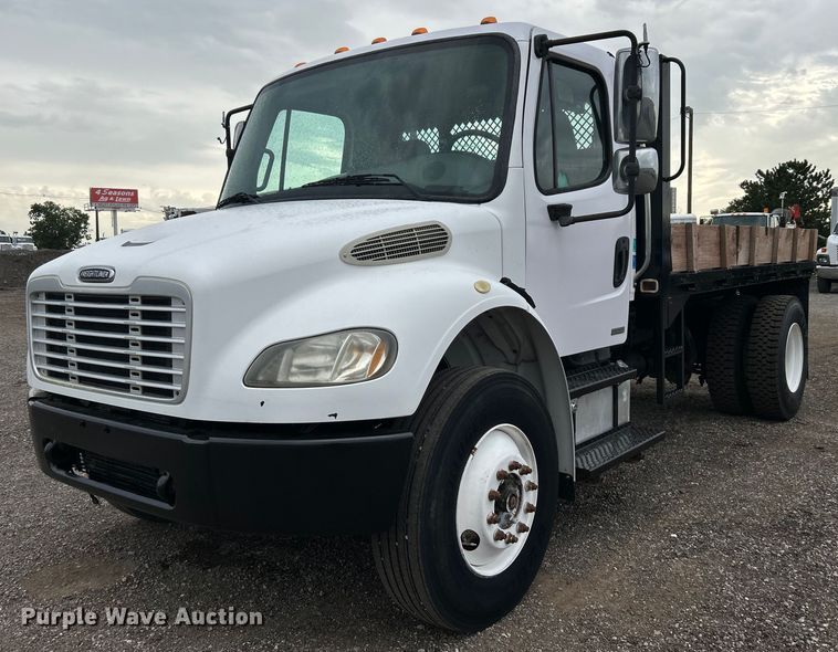 2005 Freightliner  Business Class M2 flatbed truck - EG0800