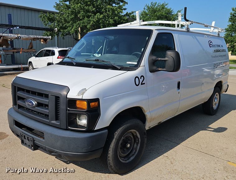 2013 Ford E250 Super Duty  van - EI3956