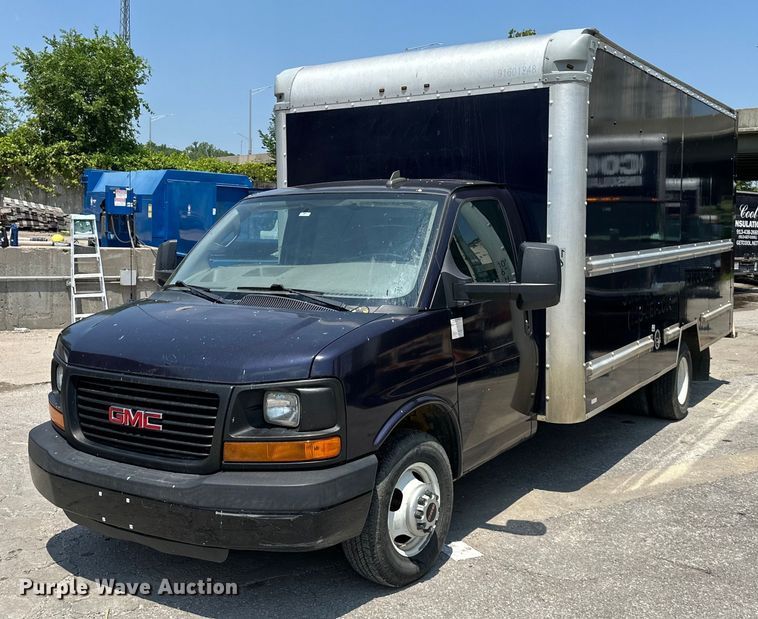 2016 GMC Savana G3500 box truck - EJ7054