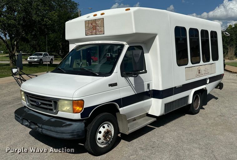 2004 Ford E350 Super Duty shuttle bus - MU9914