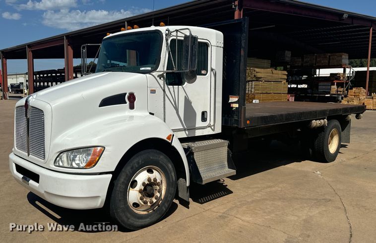 2009 Kenworth T370 flatbed truck - MU9931
