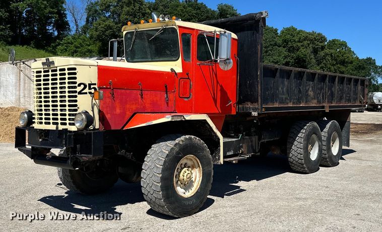 1981 Oshkosh dump truck - DP8400