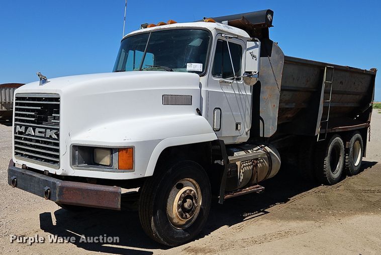 1990 Mack CH613 dump truck - DR8686