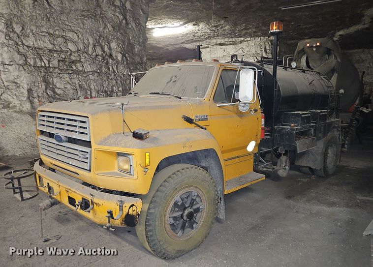 1988 Ford F800 oil distributor truck - DR8700