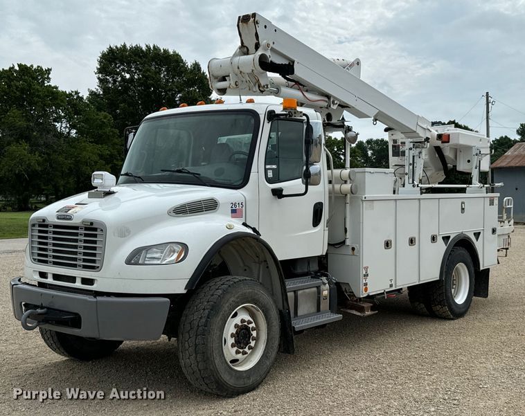2017 Freightliner  Business Class M2 bucket truck - DX0828