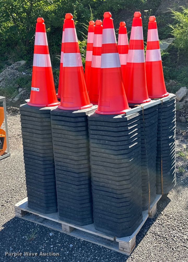 (250) traffic cones - EJ7043