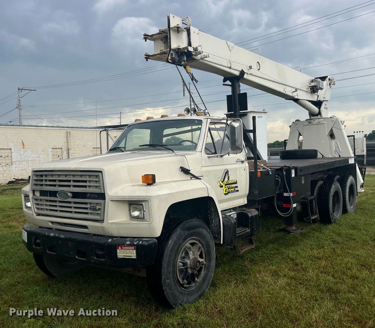 1984 Ford F800 crane truck - EK8752