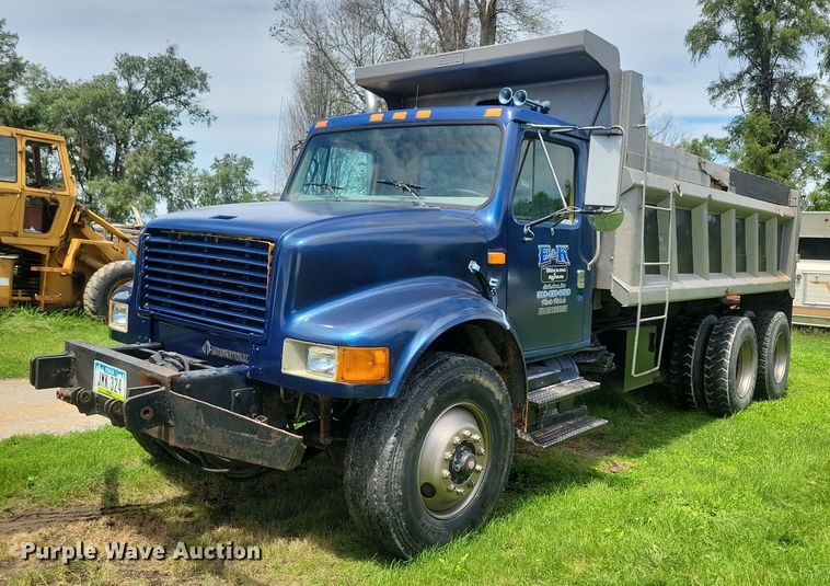 1999 International 4900 dump truck - KA9924