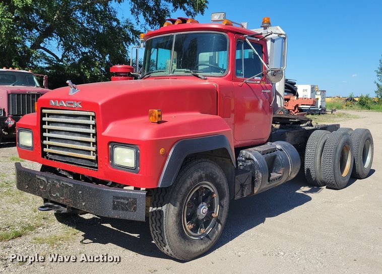 1992 Mack RD690S semi truck - KA9931