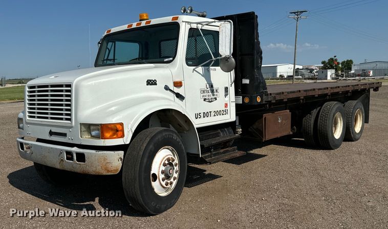 1995 International 4700 flatbed truck - MU9957