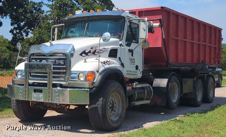 2005 Mack  CV713 Granite  roll-off container truck - NG9976