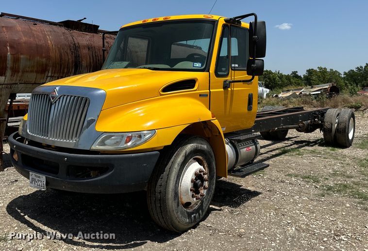 2011 International  DuraStar 4300 truck cab and chassis - NQ9653