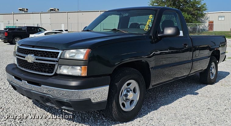 2004 Chevrolet Silverado 1500 pickup truck - DP6547