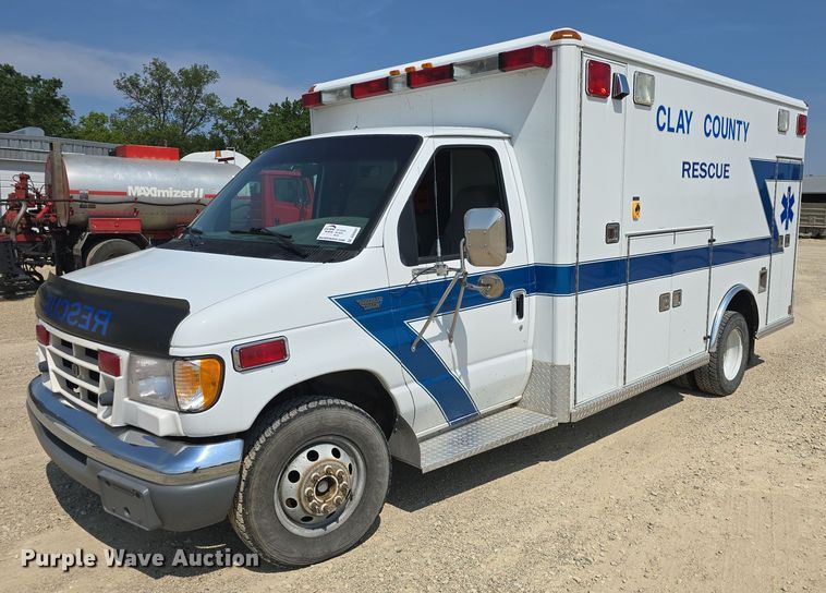 1997 Ford E450 ambulance - DQ4442