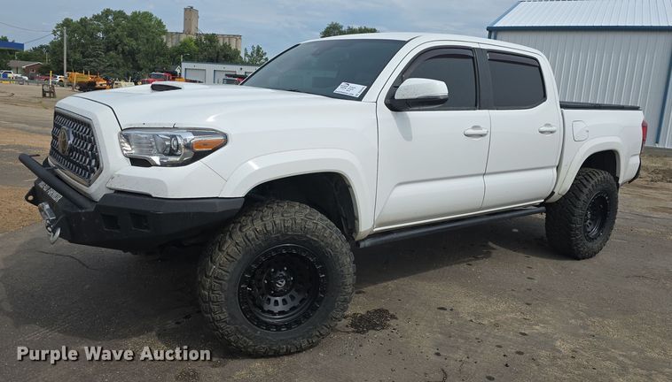 2019 Toyota  Tacoma Double Cab pickup truck - DQ4443