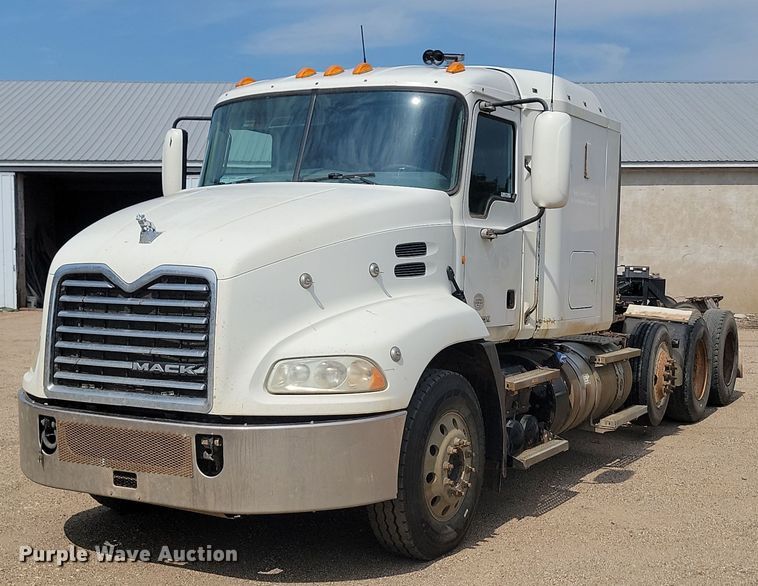 2012 Mack CXU613 semi truck - OD9602
