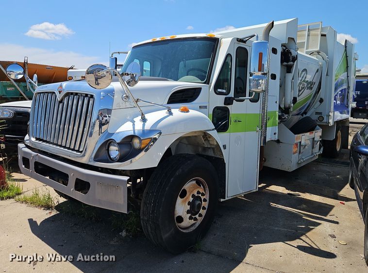 2011 International  7300 refuse truck - OF9815
