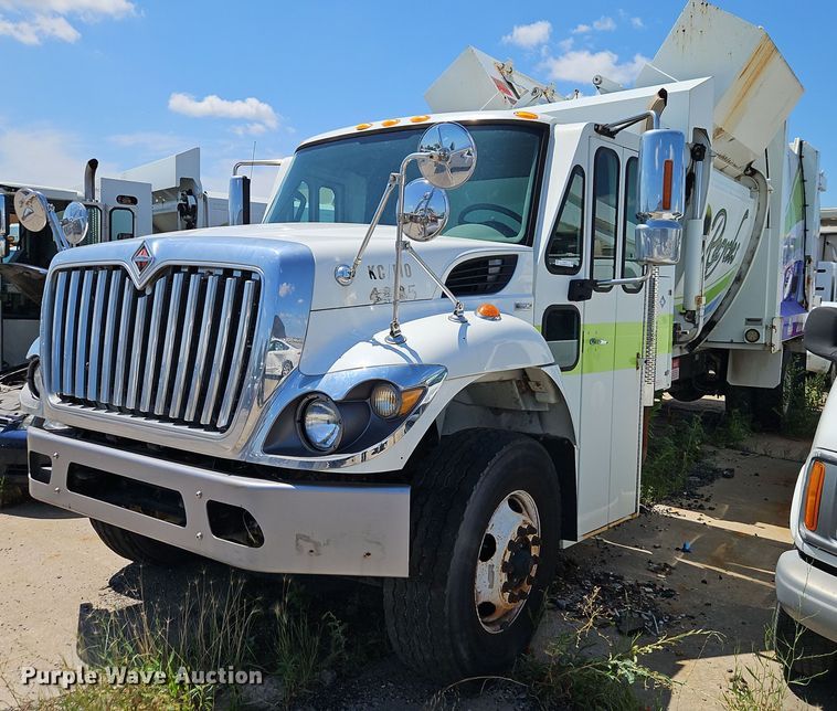 2011 International  7300 refuse truck - OF9817