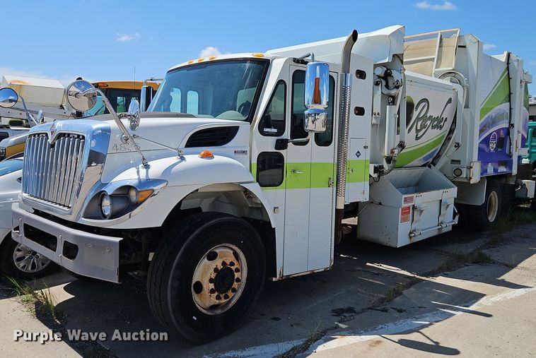 2011 International  7300 refuse truck - OF9821