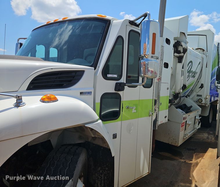 2011 International  7300  refuse truck - OF9829