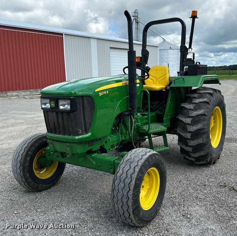 2010 John Deere 5075E tractor - OG9572