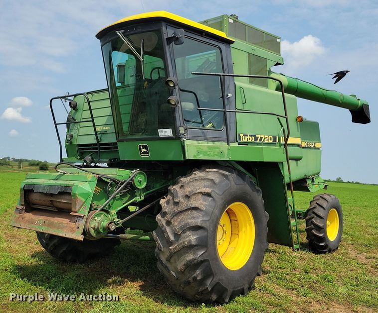 1984 John Deere Turbo 7720 combine - DR4325