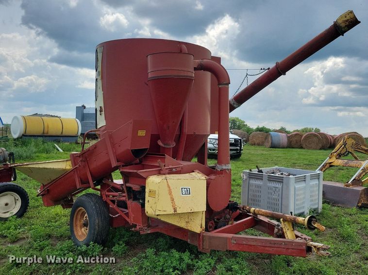 Farmhand 817 feed grinder/mixer - DR4337
