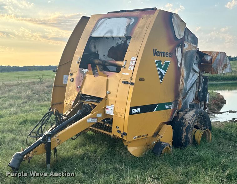 Vermeer 604N round baler - DX0939