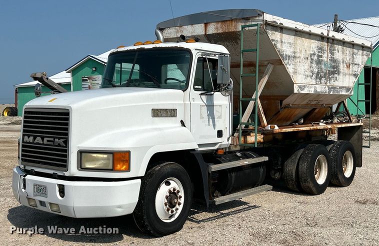 1995 Mack CH613 fertilizer delivery truck - EK4958