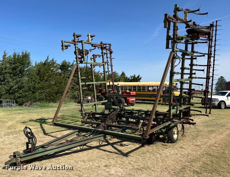 John Deere field cultivator - OL9714
