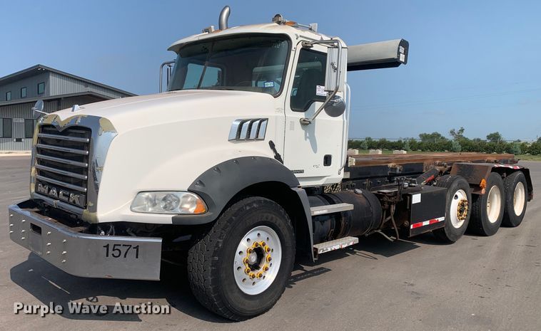 2007 Mack CT713 roll-off container truck - DM7938