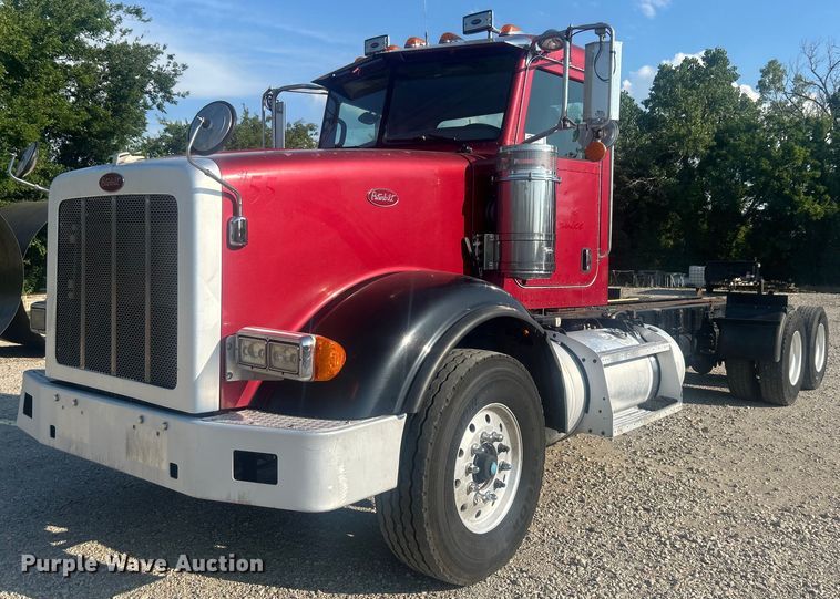 2011 Peterbilt  367 truck cab and chassis - DO6598