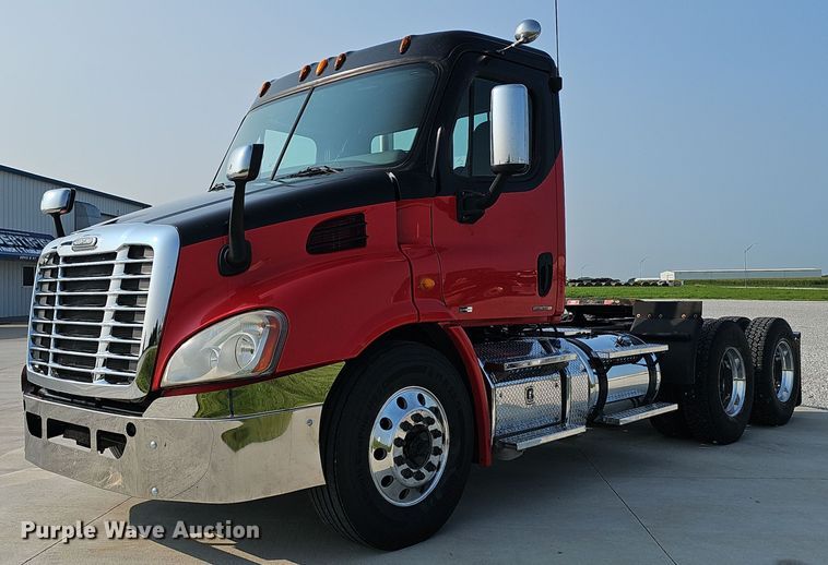 2012 Freightliner Cascadia semi truck - DP6594